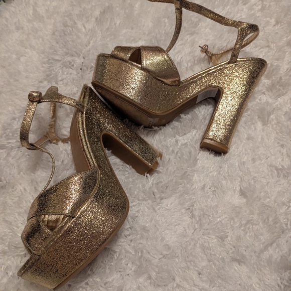 Bamboo Women's Gold Heels Sz 10 - Picture 3 of 4